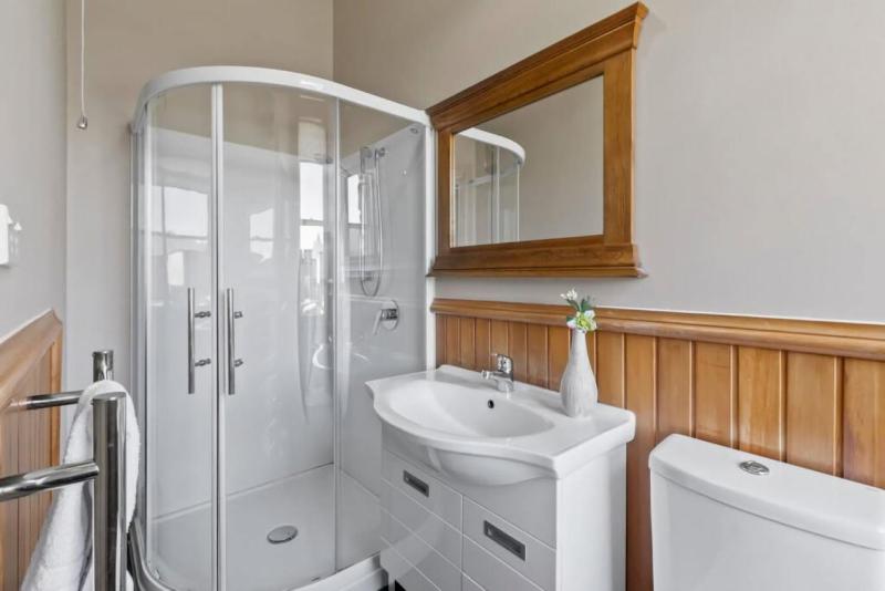 Historic Stone Cottage Apt 1- spa - 3 min from town - image 12