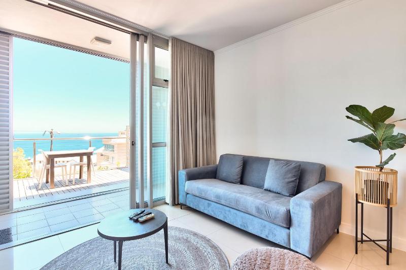 Camps Bay Luxury studio apartment - The Crystal - image 4
