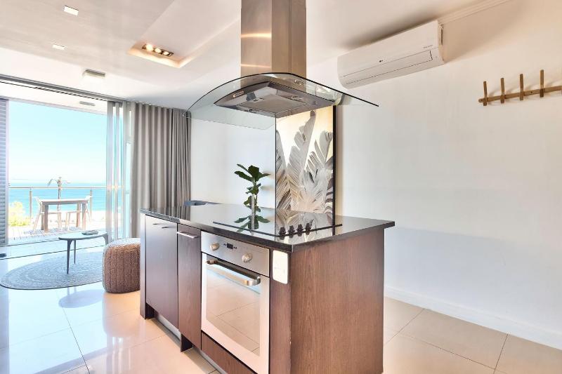 Camps Bay Luxury studio apartment - The Crystal - image 10