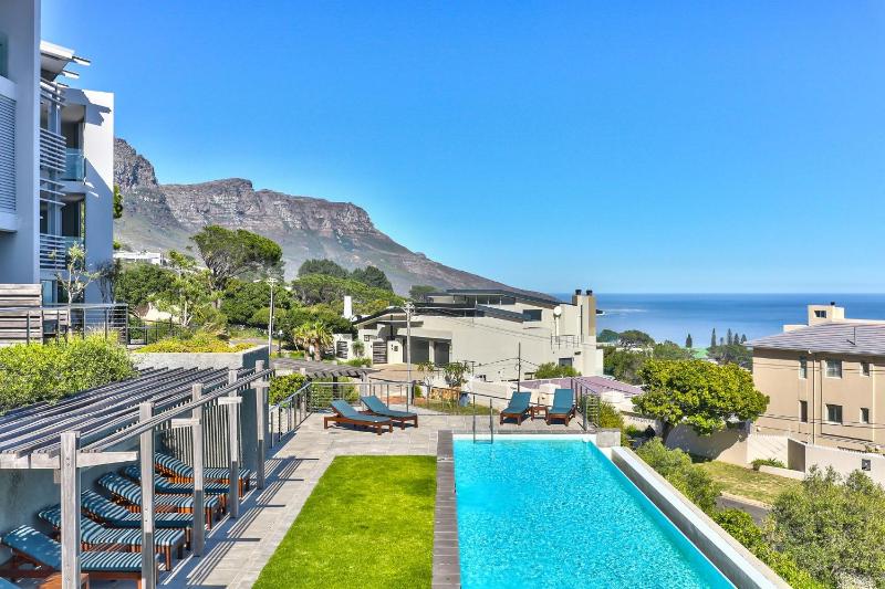 Camps Bay studio apartment - luxurious with stunning sea view - image 1