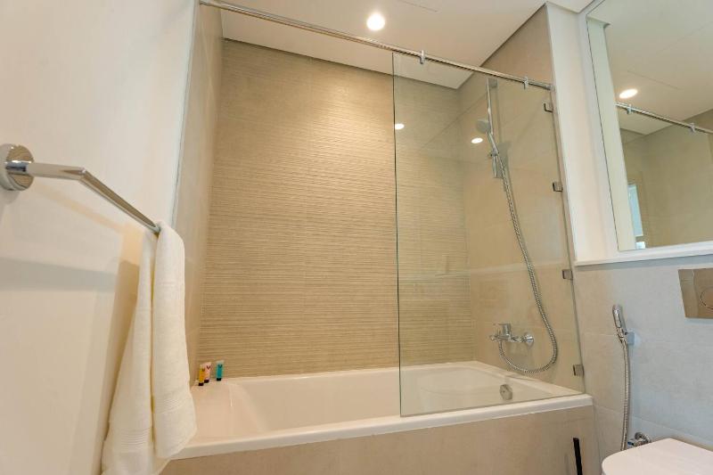 Luxury Yas Golf Stay Near F1 Track 221 - image 3