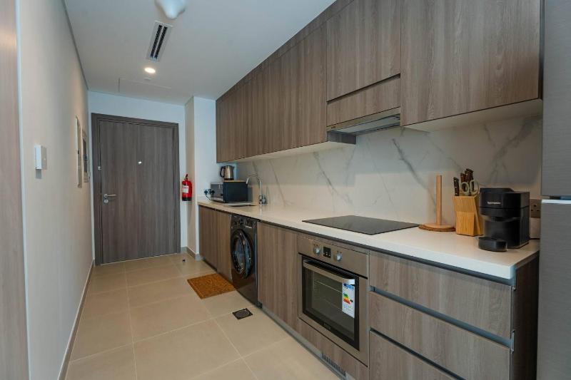 Luxury Yas Golf Stay Near F1 Track 221 - image 5