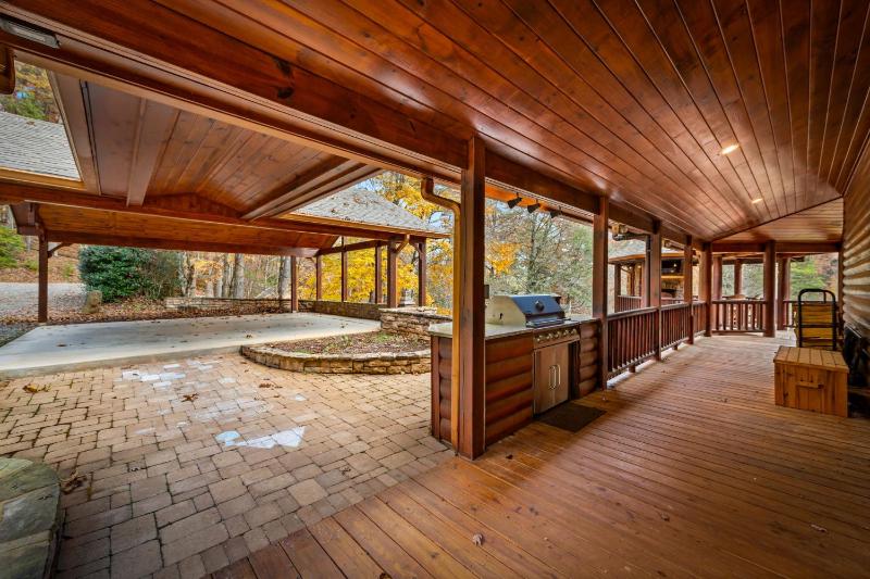 The Bears & Bees Lodge - image 32