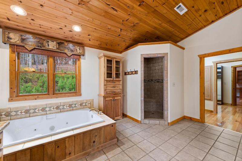 The Bears & Bees Lodge - image 17