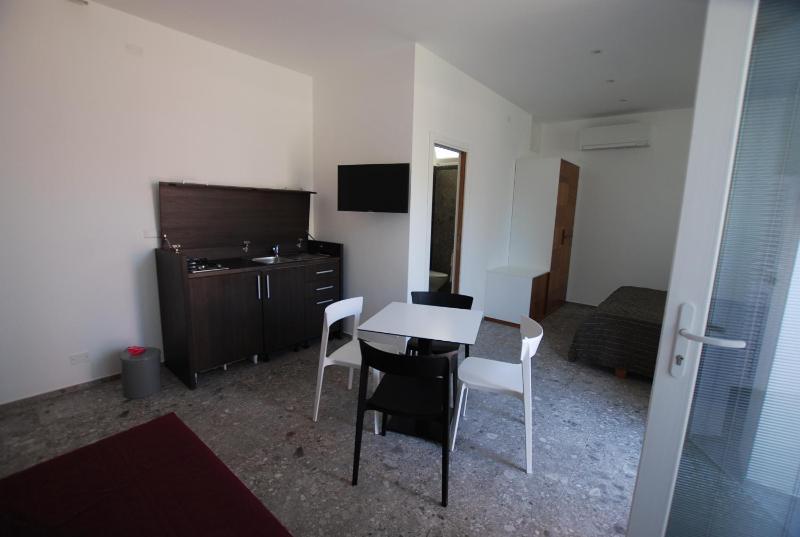 Double Room with Kitchenette image 3