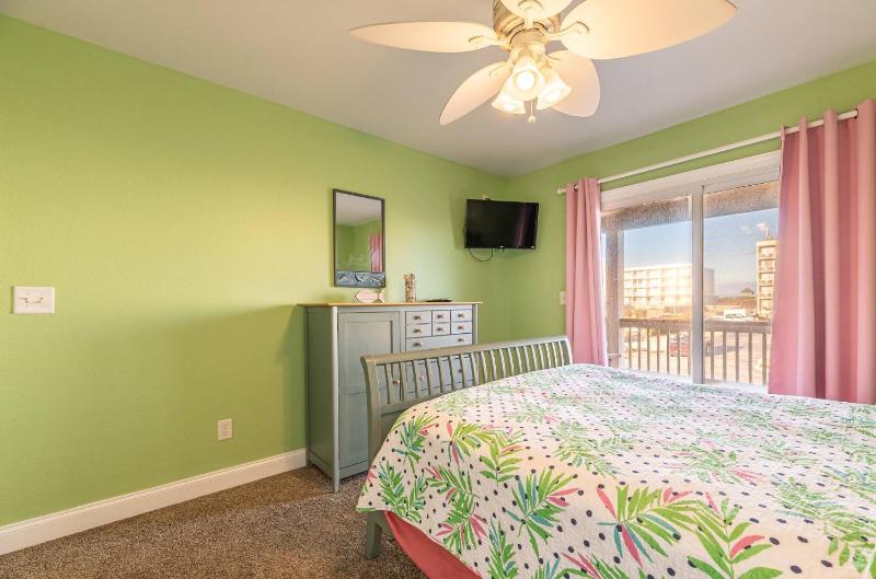 The Barnacle Barn - KDH MP 9.5 Ocean View 145 Yds to Beach Tiki Bar Pool Hot Tub Pets OK - image 6