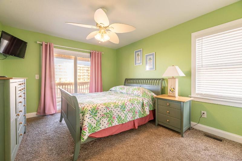 The Barnacle Barn - KDH MP 9.5 Ocean View 145 Yds to Beach Tiki Bar Pool Hot Tub Pets OK - image 37
