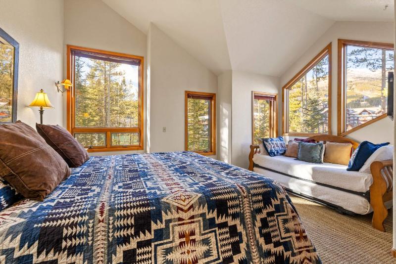 Boulder Ridge Lodge: Huge Ski-In Home w/ 20 Beds - image 18