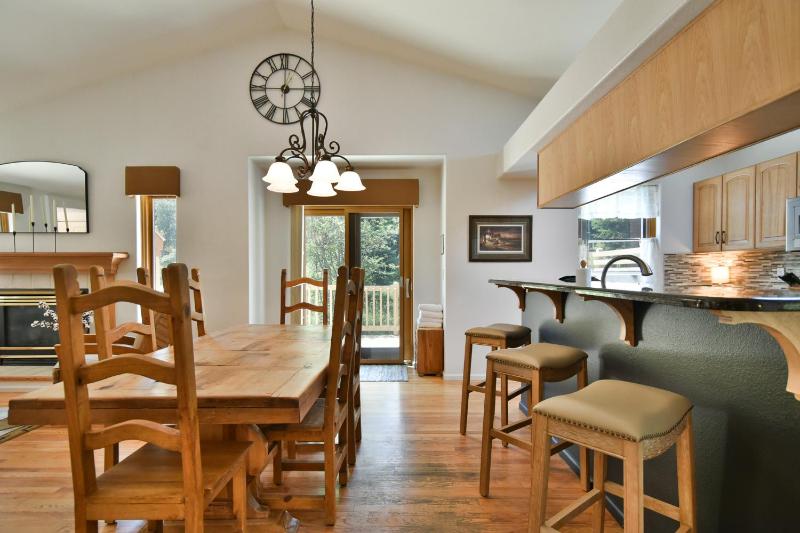 Park Forest Deer Trail Townhome: Hot Tub On Shuttle Route - image 34