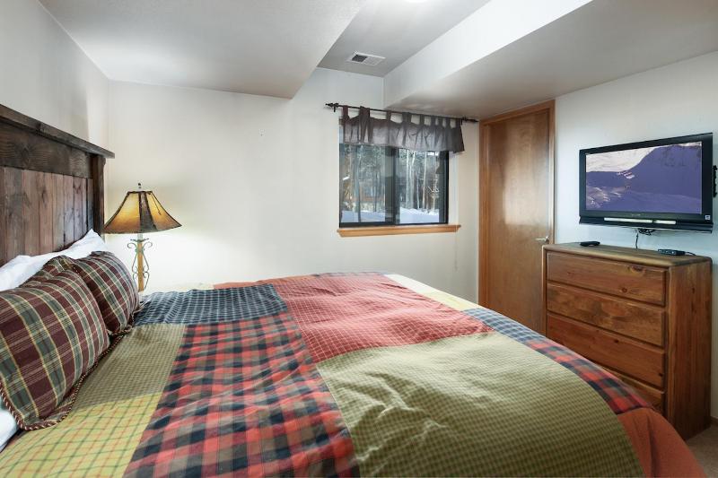 Village Point Getaway Townhome: Great Location w/ Private Hot Tub - image 7