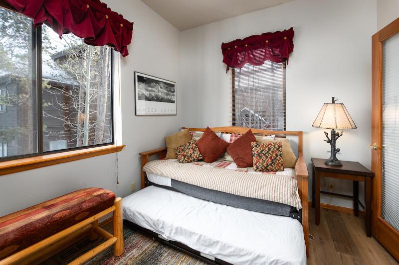 Village Point Getaway Townhome: Great Location w/ Private Hot Tub - image 16