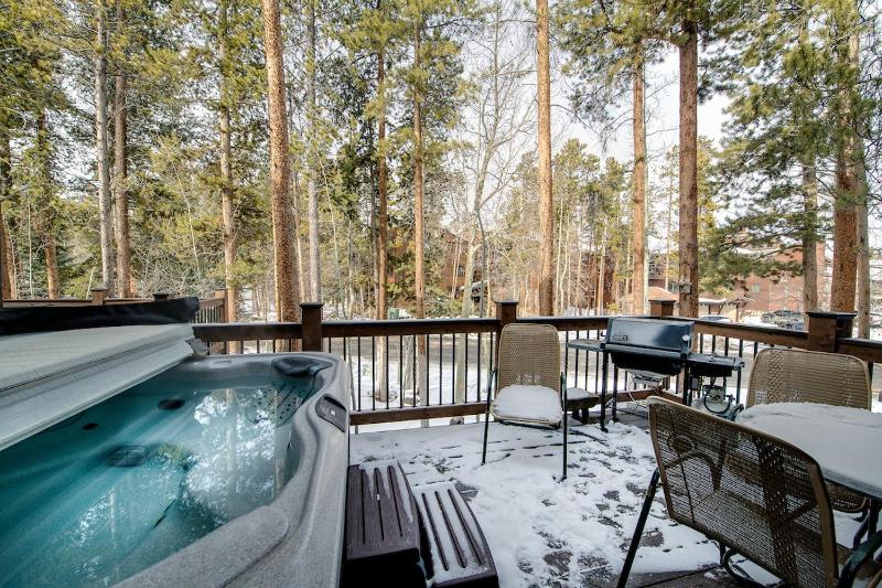 Village Point Getaway Townhome: Great Location w/ Private Hot Tub - image 11
