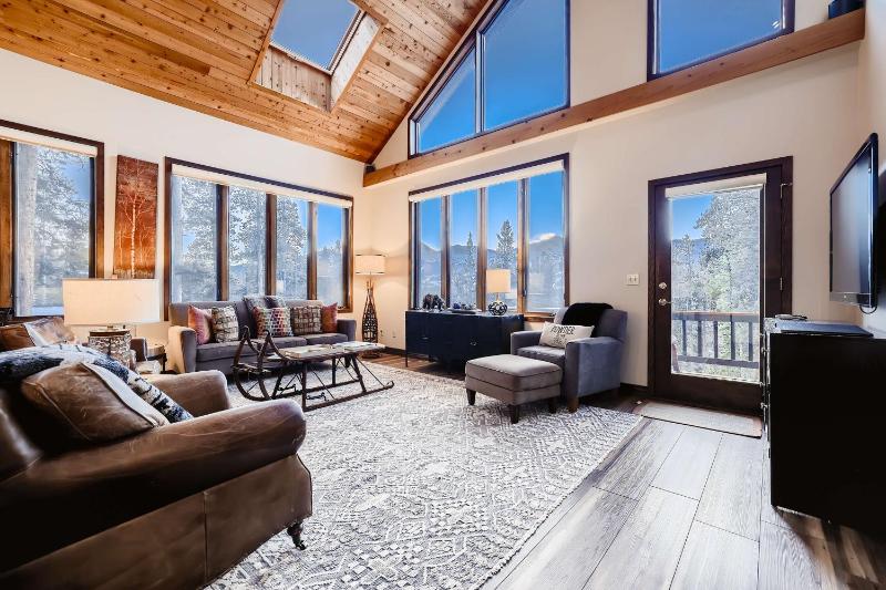 Ullr Haus: Luxurious Mountain Home w/ Hot Tub Views - image 34