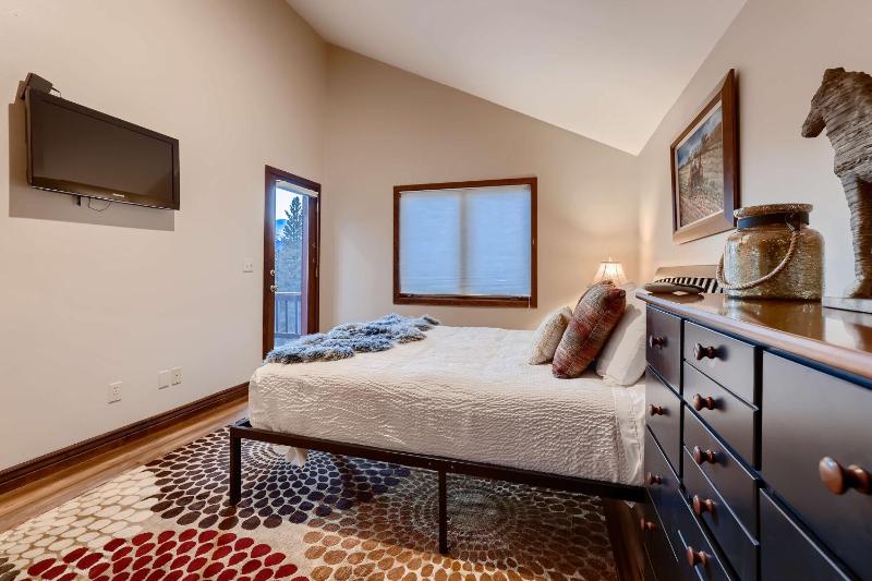 Ullr Haus: Luxurious Mountain Home w/ Hot Tub Views - image 41
