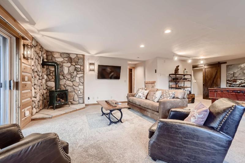 Ullr Haus: Luxurious Mountain Home w/ Hot Tub Views - image 10