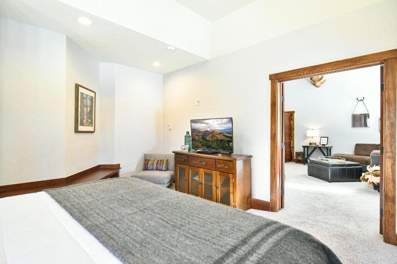 Shekel Haus – Luxury Mountain Retreat w/ Views Hot Tub - image 7