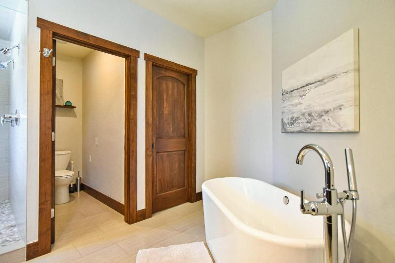 Shekel Haus – Luxury Mountain Retreat w/ Views Hot Tub - image 44