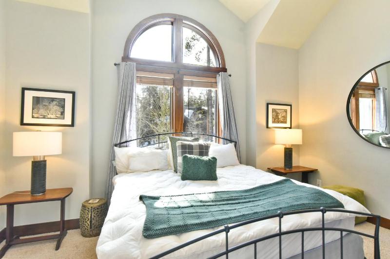 Shekel Haus – Luxury Mountain Retreat w/ Views Hot Tub - image 25
