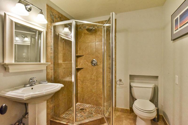 Shekel Haus – Luxury Mountain Retreat w/ Views Hot Tub - image 29