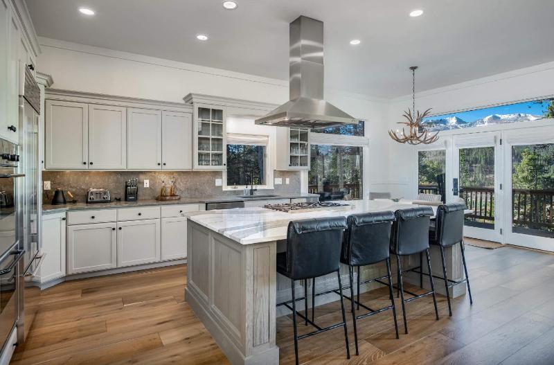 Dyer Trail Long Stay: Spacious Home w/ Mountain Views - image 6