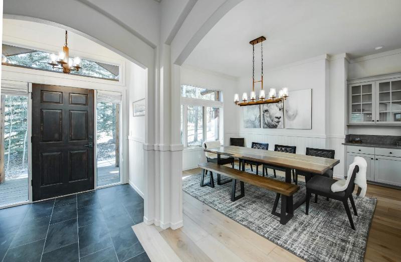 Dyer Trail Long Stay: Spacious Home w/ Mountain Views - image 10