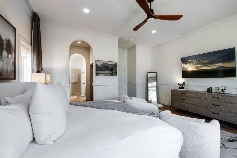 Dyer Trail Long Stay: Spacious Home w/ Mountain Views - image 28