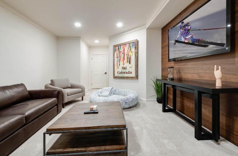 Dyer Trail Long Stay: Spacious Home w/ Mountain Views - image 31