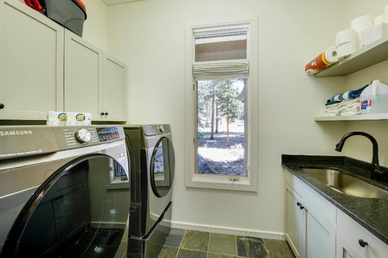 Dyer Trail Long Stay: Spacious Home w/ Mountain Views - image 45