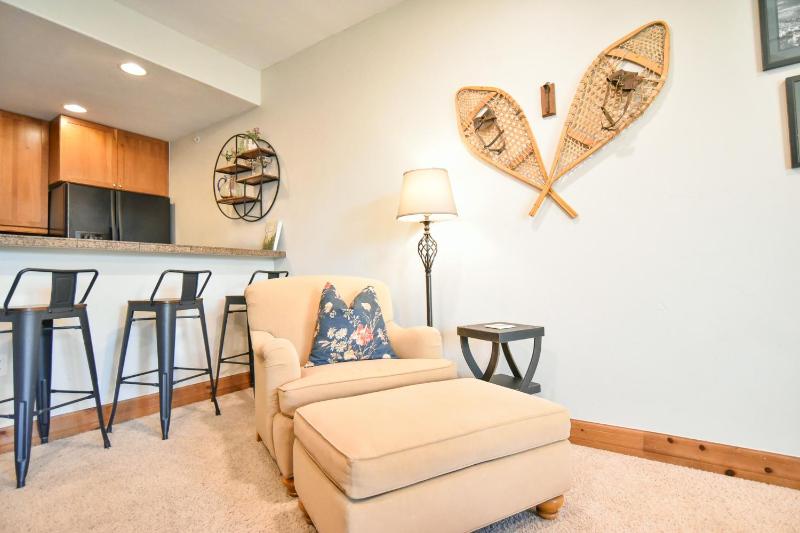 Highland Greens Retreat: Great Location Near Shuttle Stops - image 9