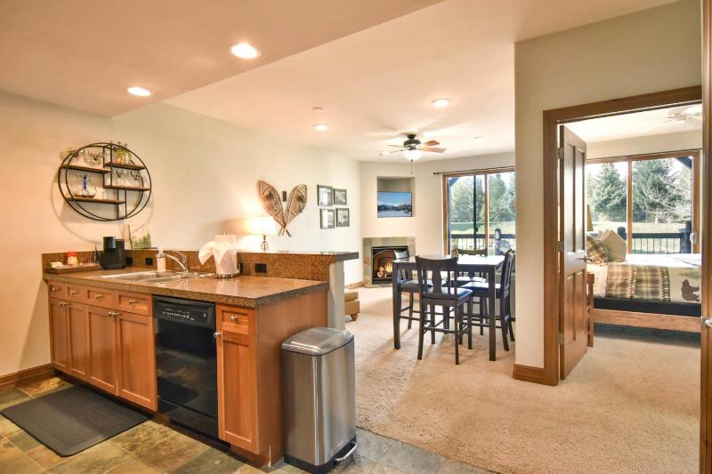 Highland Greens Retreat: Great Location Near Shuttle Stops - image 14