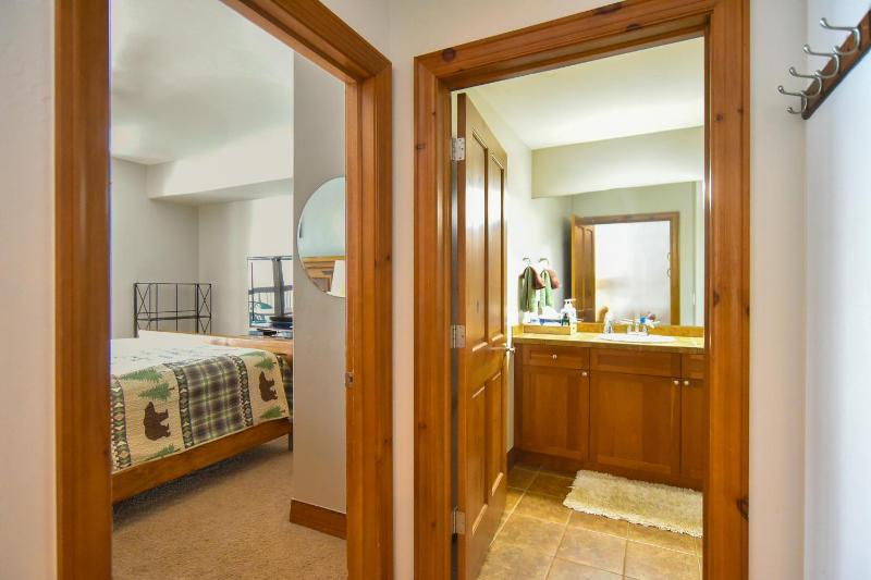 Highland Greens Retreat: Great Location Near Shuttle Stops - image 30