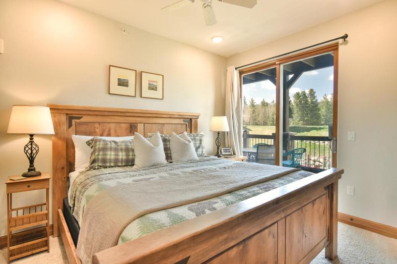 Highland Greens Retreat: Great Location Near Shuttle Stops - image 17