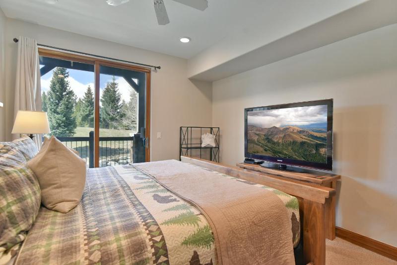Highland Greens Retreat: Great Location Near Shuttle Stops - image 13