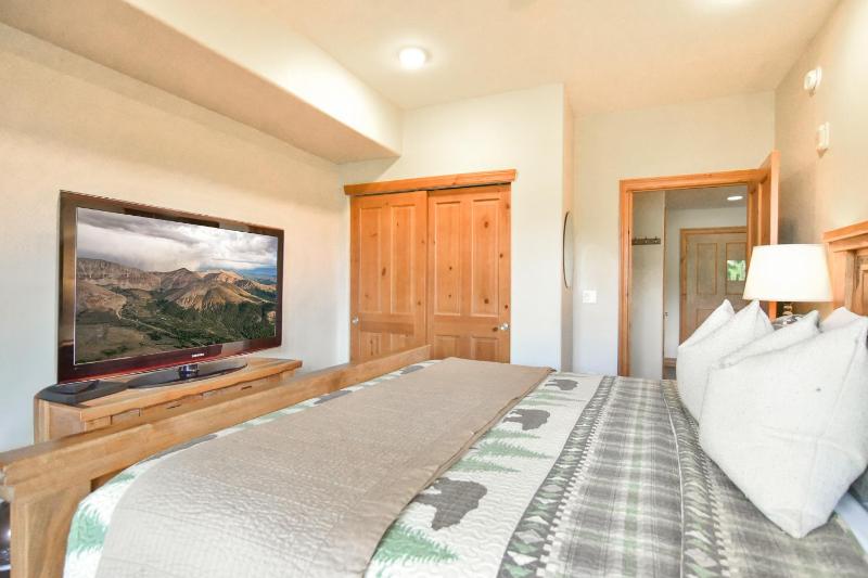 Highland Greens Retreat: Great Location Near Shuttle Stops - image 32