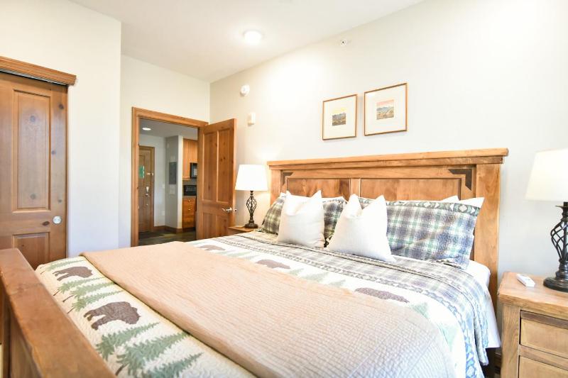 Highland Greens Retreat: Great Location Near Shuttle Stops - image 18