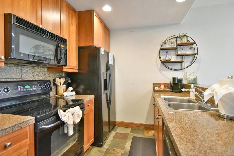 Highland Greens Retreat: Great Location Near Shuttle Stops - image 8