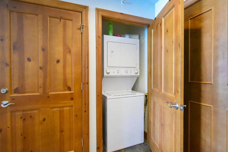Highland Greens Retreat: Great Location Near Shuttle Stops - image 31