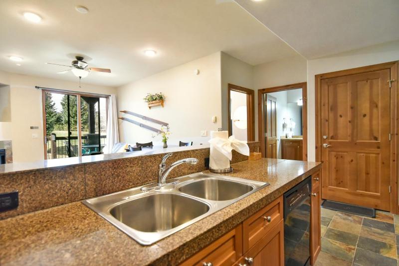 Highland Greens Retreat: Great Location Near Shuttle Stops - image 10