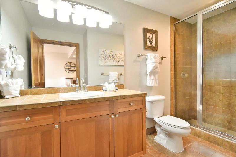 Highland Greens Retreat: Great Location Near Shuttle Stops - image 11