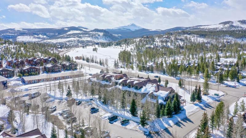 Highland Greens Retreat: Great Location Near Shuttle Stops - image 4
