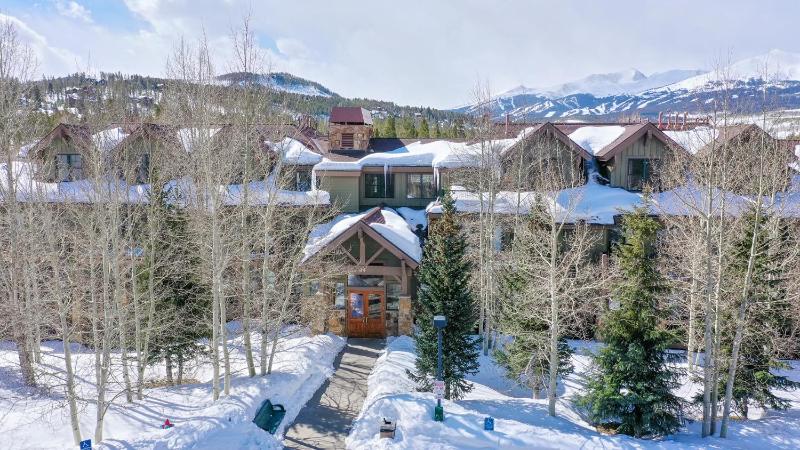 Highland Greens Retreat: Great Location Near Shuttle Stops - image 12