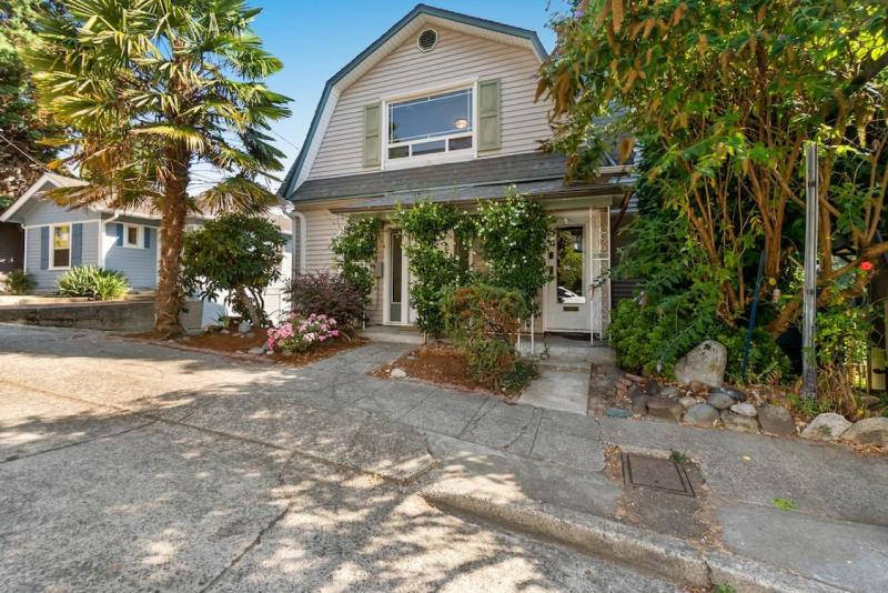 Vintage Westlake Gem Outstanding Location - image 5