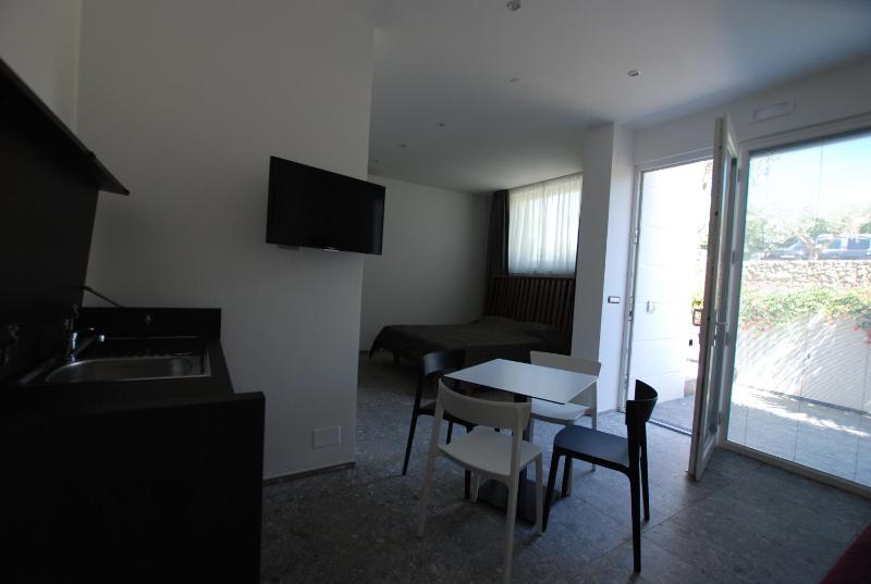 Double Room with Kitchenette image 2