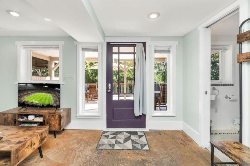Vintage Westlake Hideaway with Patio & Lake Views - image 12