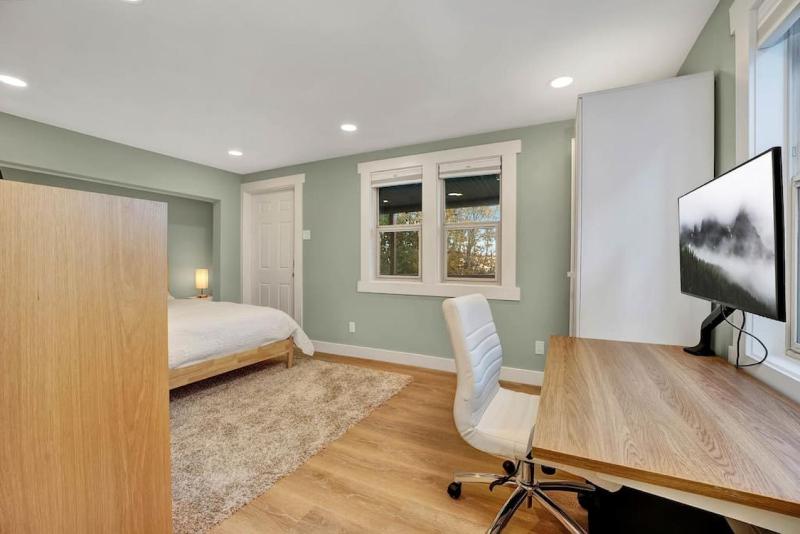 Westlake Nest Minutes to DT Quiet & Renovated - image 9