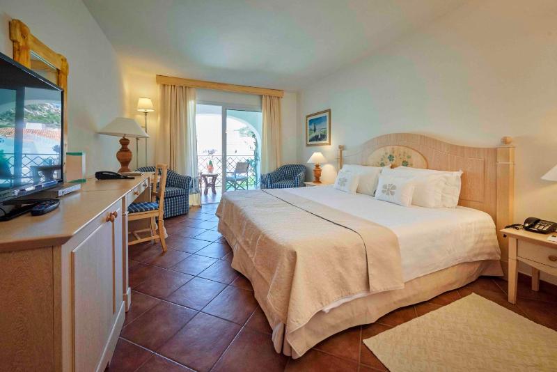 Superior Double or Twin Room with Garden View image 3