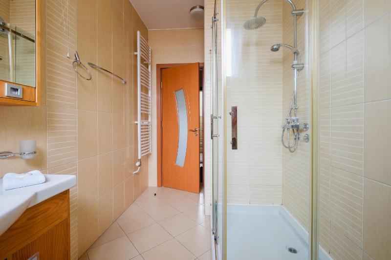 Two-Bedroom Large Family Apartment with Kitchen and Terrace image 4