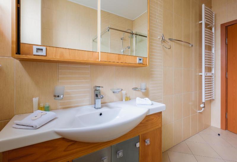 Two-Bedroom Large Family Apartment with Kitchen and Terrace image 2