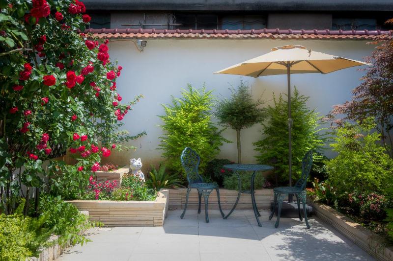 Suzhou Riverside House with Garden - image 9