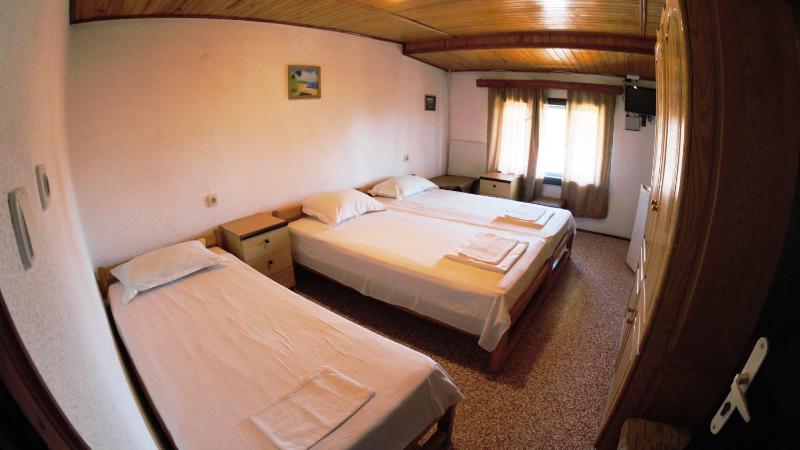 Triple Room with Private Bathroom image 2